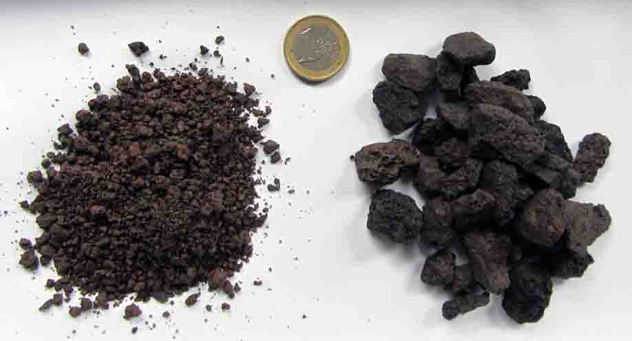 Cricket glass with paper rolls Cricket glass with paper rolls